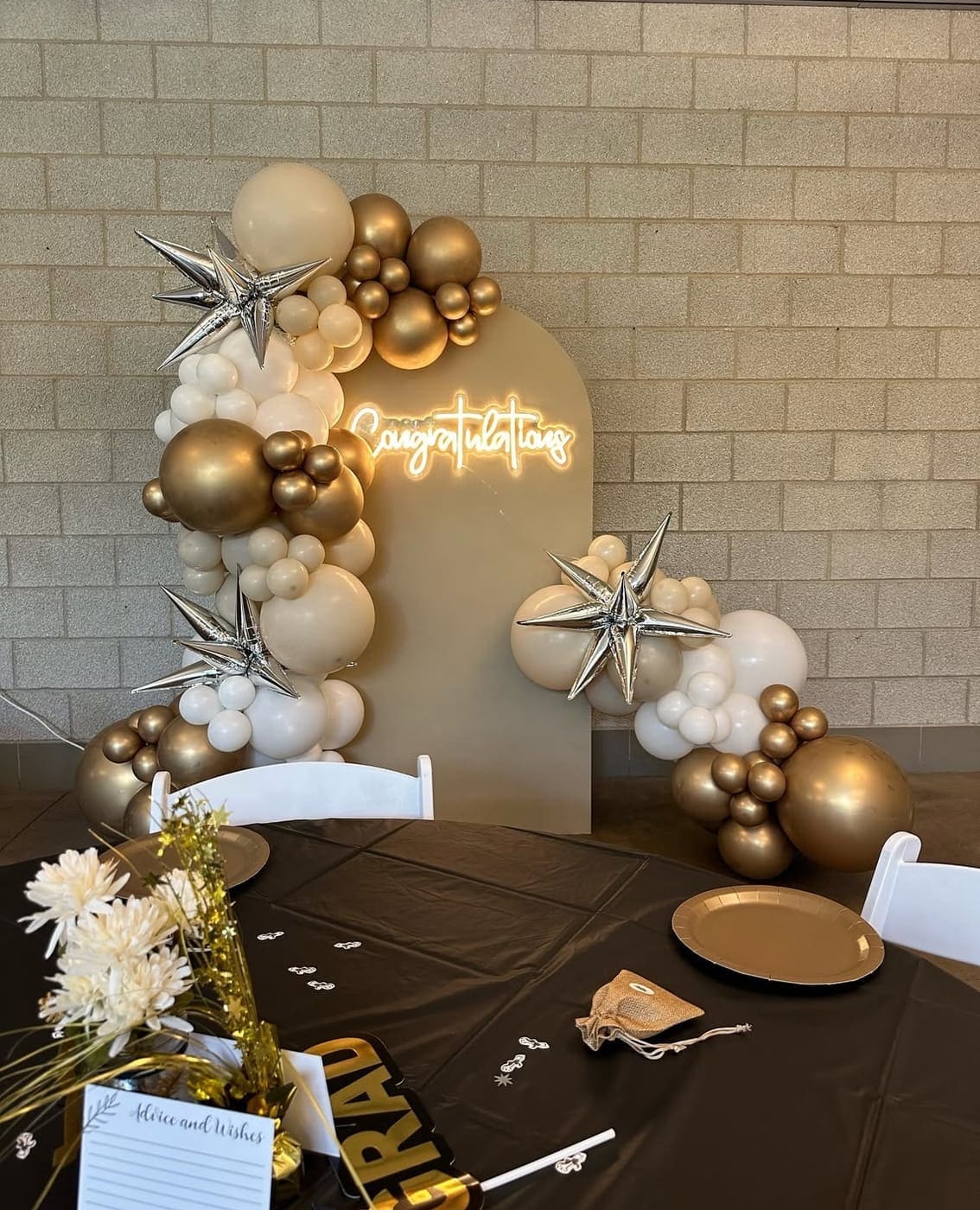 Balloon arch backdrop Chicago Illinois graduation party gold champagne